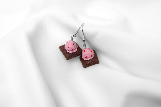 Brownie-Erdbeer Ohrringe